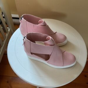 WOMEN’S PINK WEDGE SNEAKERS SIZE 7.5